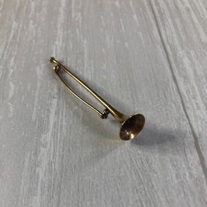 Trumpet statement brooch
